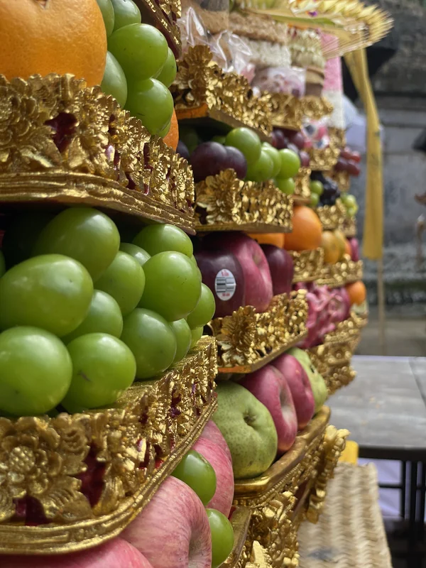 Gebogan ceremonial: torre de frutas tropicales como ofrenda tradicional balinesa con detalles dorados