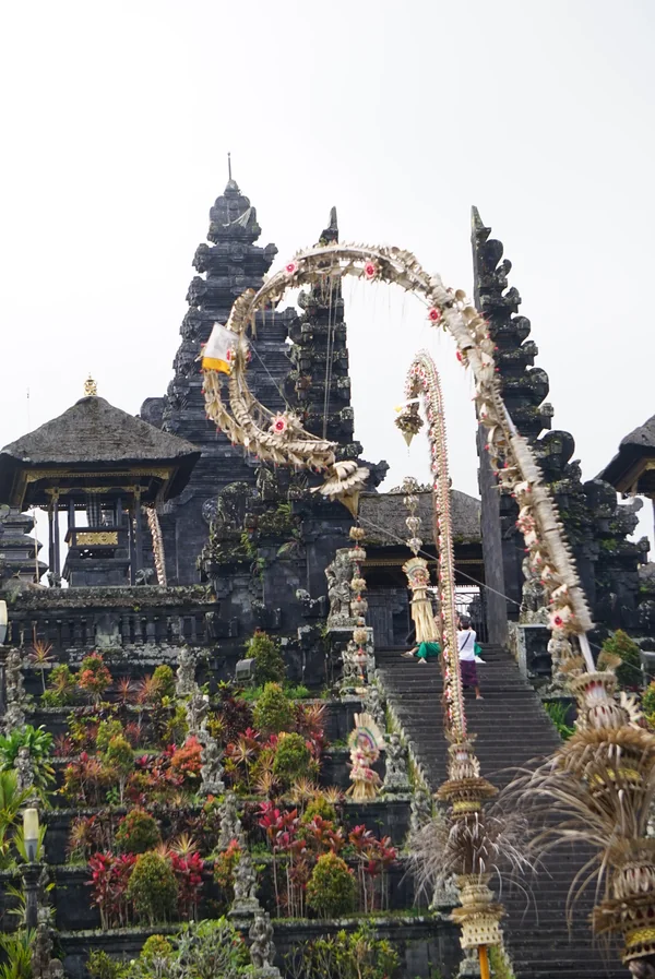 Pura Besakih, el Templo Madre de Bali en las laderas del monte Agung: penjor ceremoniales, sacerdotes hindúes y arquitectura sagrada balinesa