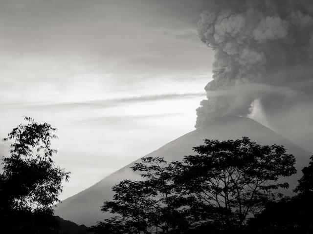 españoles en Bali volcán