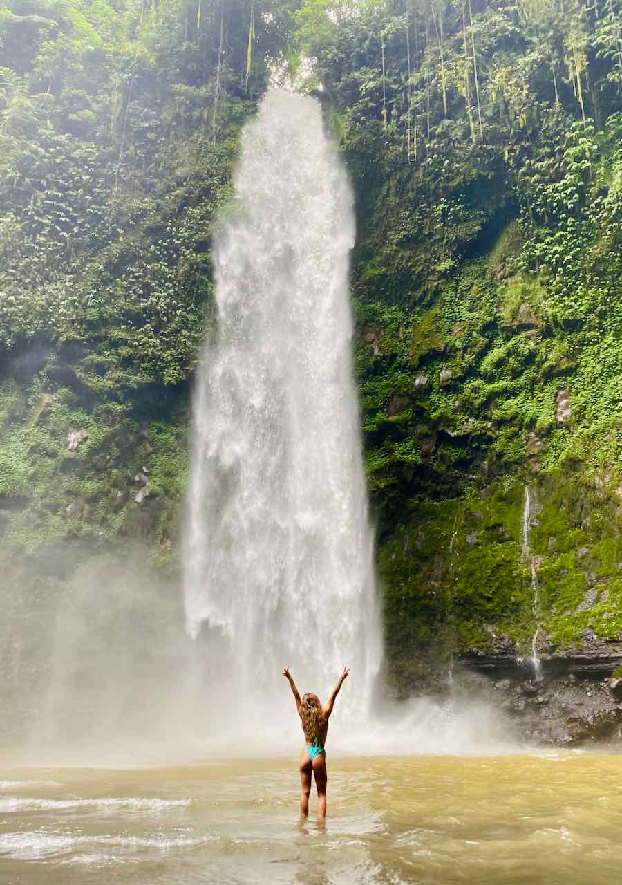 Cascada Tegenungan Ubud centro Bali fácil acceso anfiteatro natural