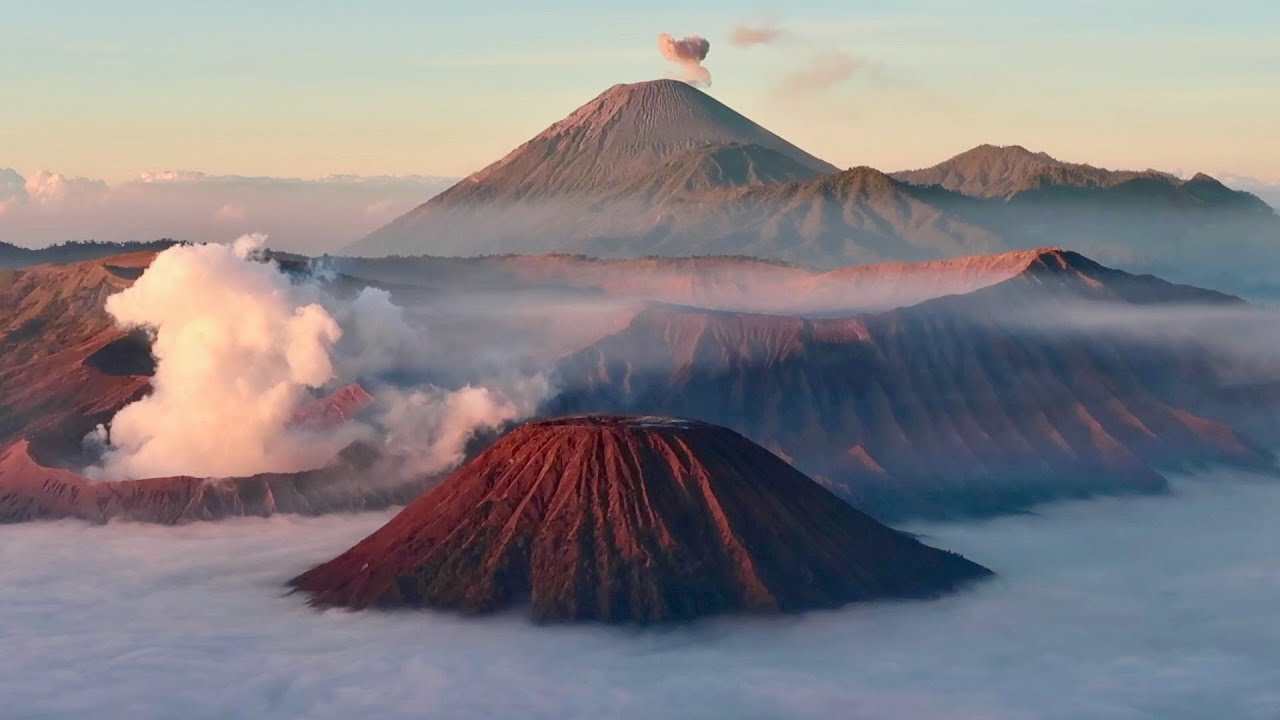 Monte Bromo Java Indonesia panorámica mar de niebla