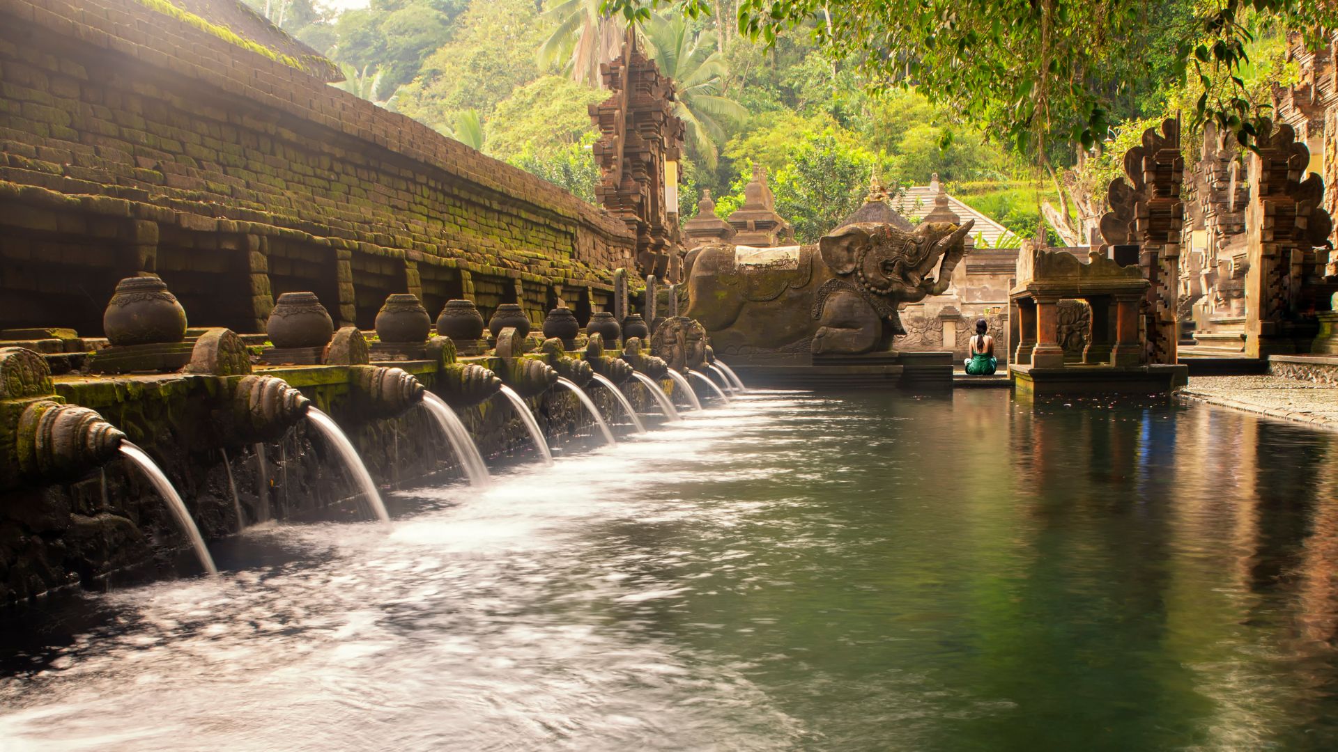 Viajera en Tirta Gangga palacio agua Bali este