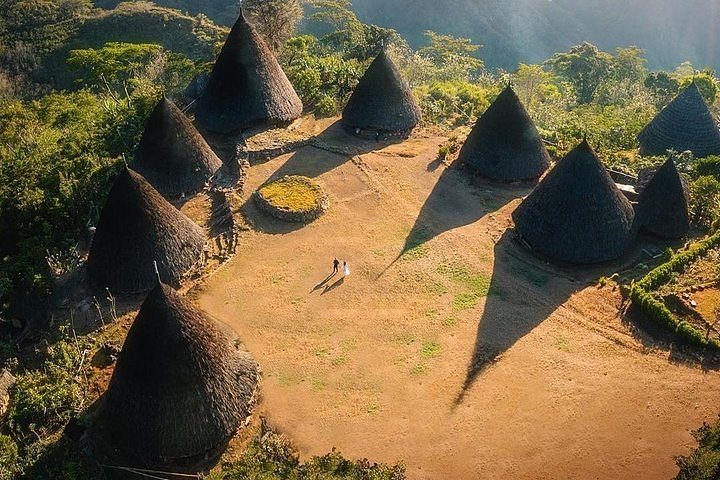 Wae Rebo trekking selva pueblo tradicional mbaru niang Flores Indonesia