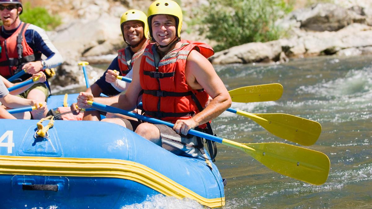 Rafting en el río Ayung en Bali — balsa atravesando un rápido suave entre selva tropical cerca de Ubud