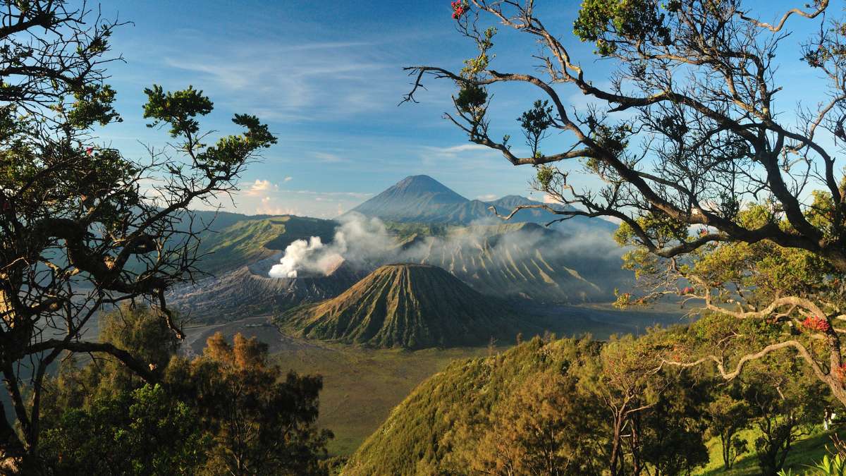 Monte Bromo cráter al amanecer mar de niebla Java Indonesia