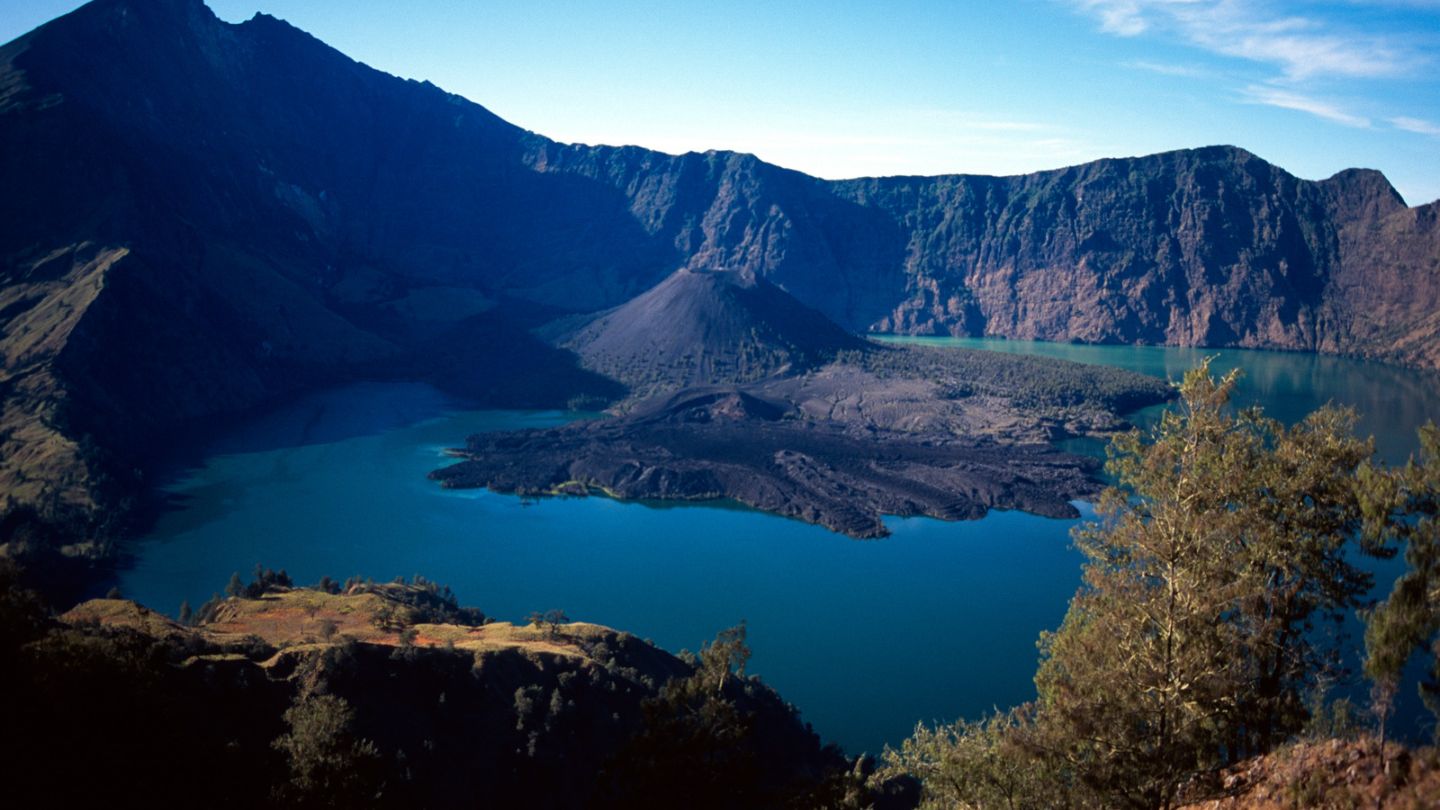Trekking volcán Rinjani diversidad paisaje sabana bosque