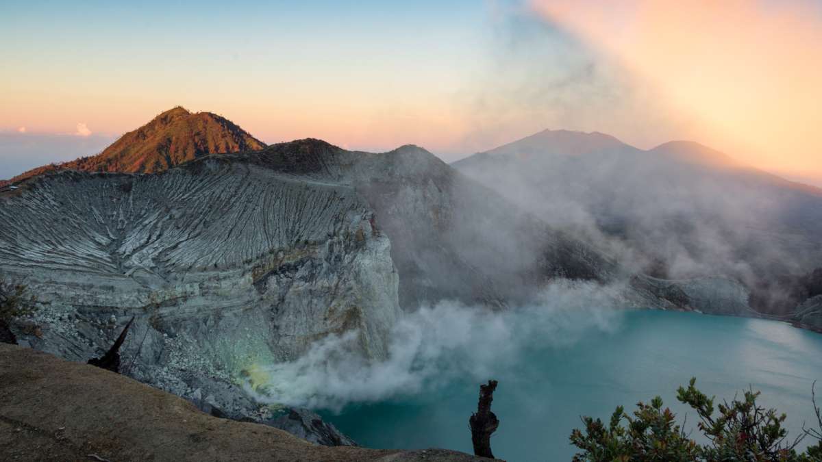 Kawah Ijen amanecer lago turquesa ácido pH 0,5