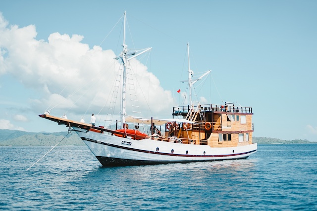 Barco Andalucía Phinisi Labuan Bajo Flores crucero Komodo Indonesia