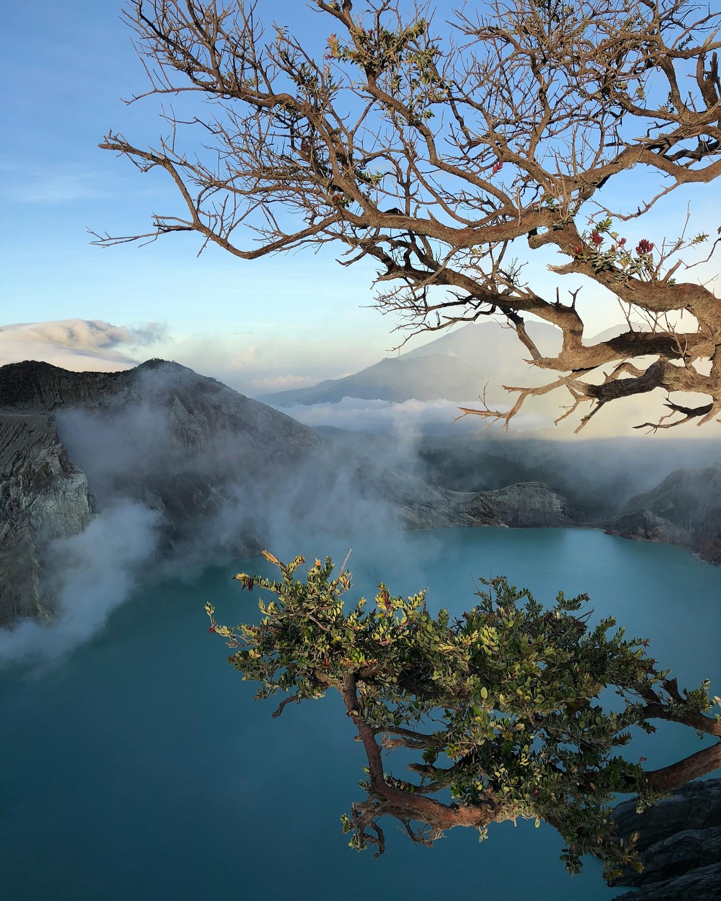 Lago ácido Kawah Ijen turquesa fenómeno geológico