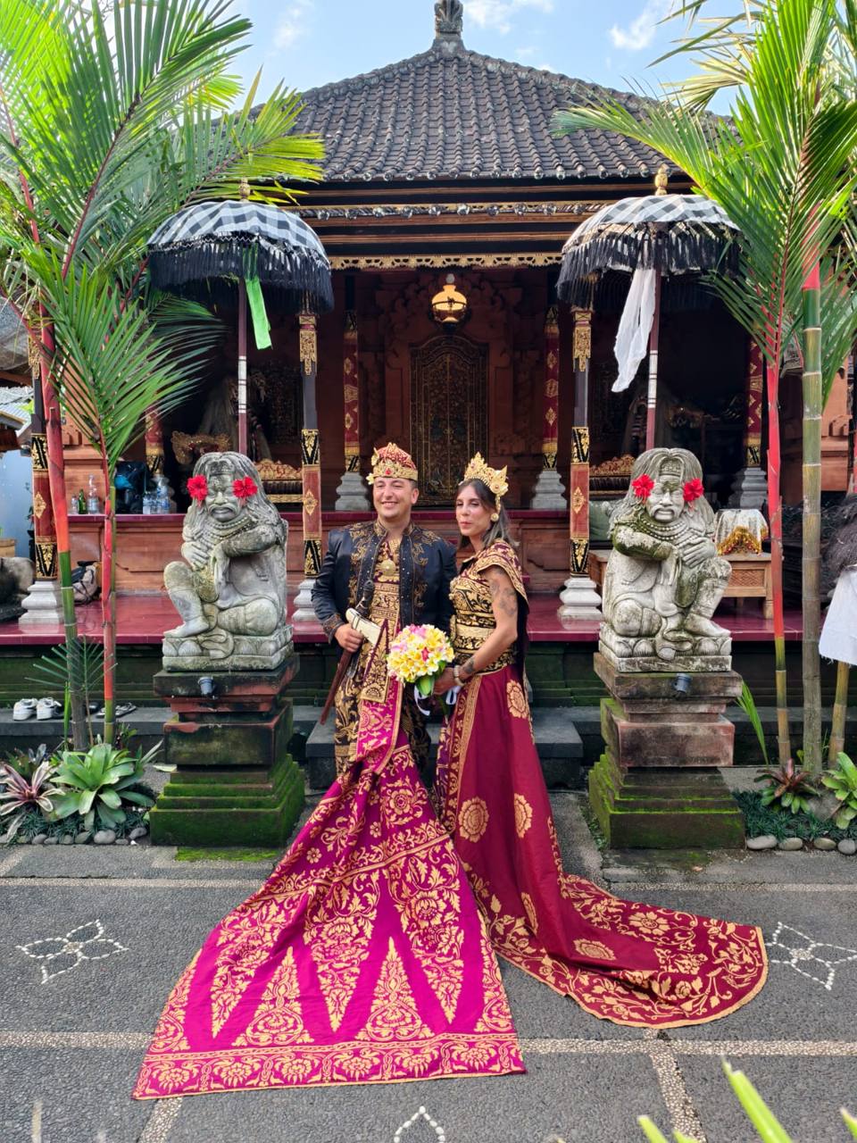 Boda balinesa en el Palacio Real Tegal Jaya con trajes tradicionales y coronas reales