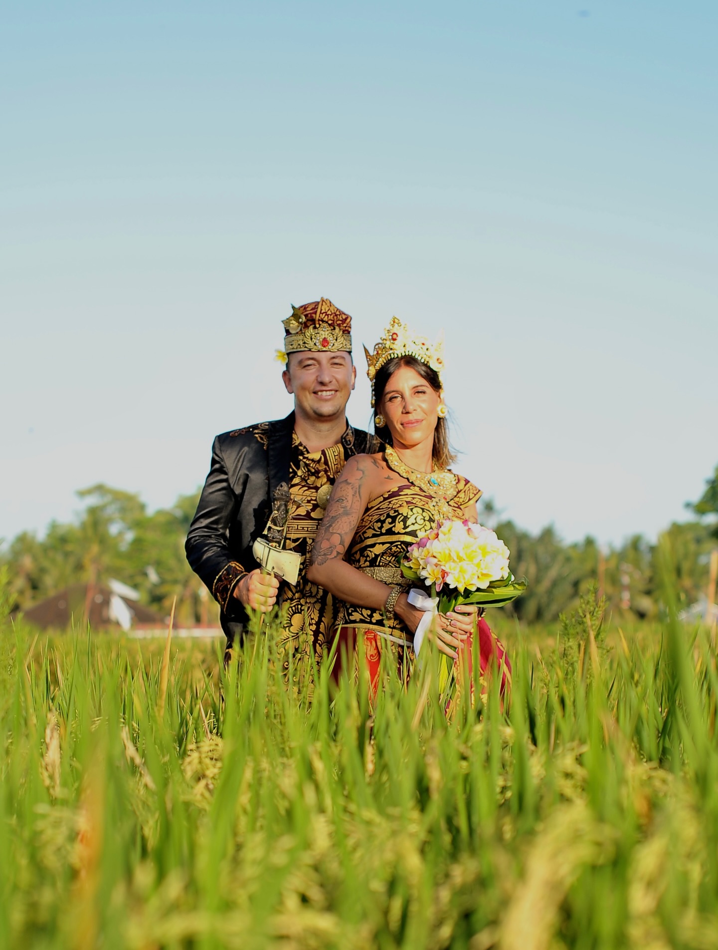 Pareja en boda balinesa en los arrozales de Ubud