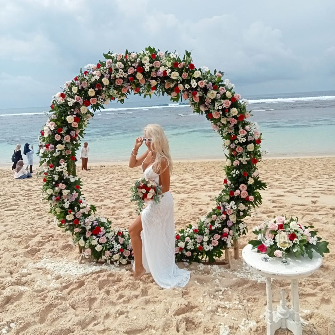 Arco circular de rosas en boda balinesa en la playa de Bali