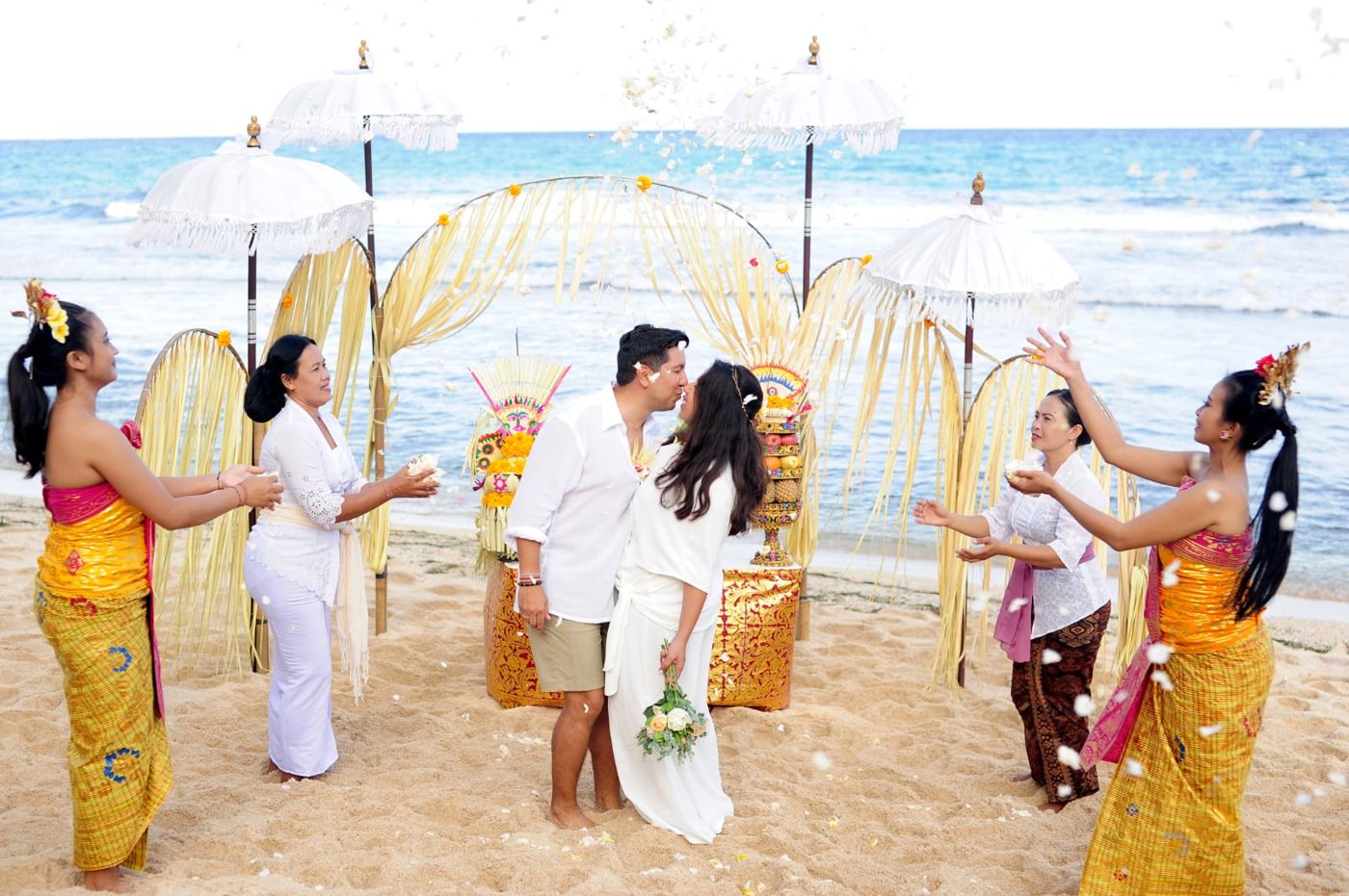Boda balinesa en la playa de Bali con danzas tradicionales y ofrendas frente al mar