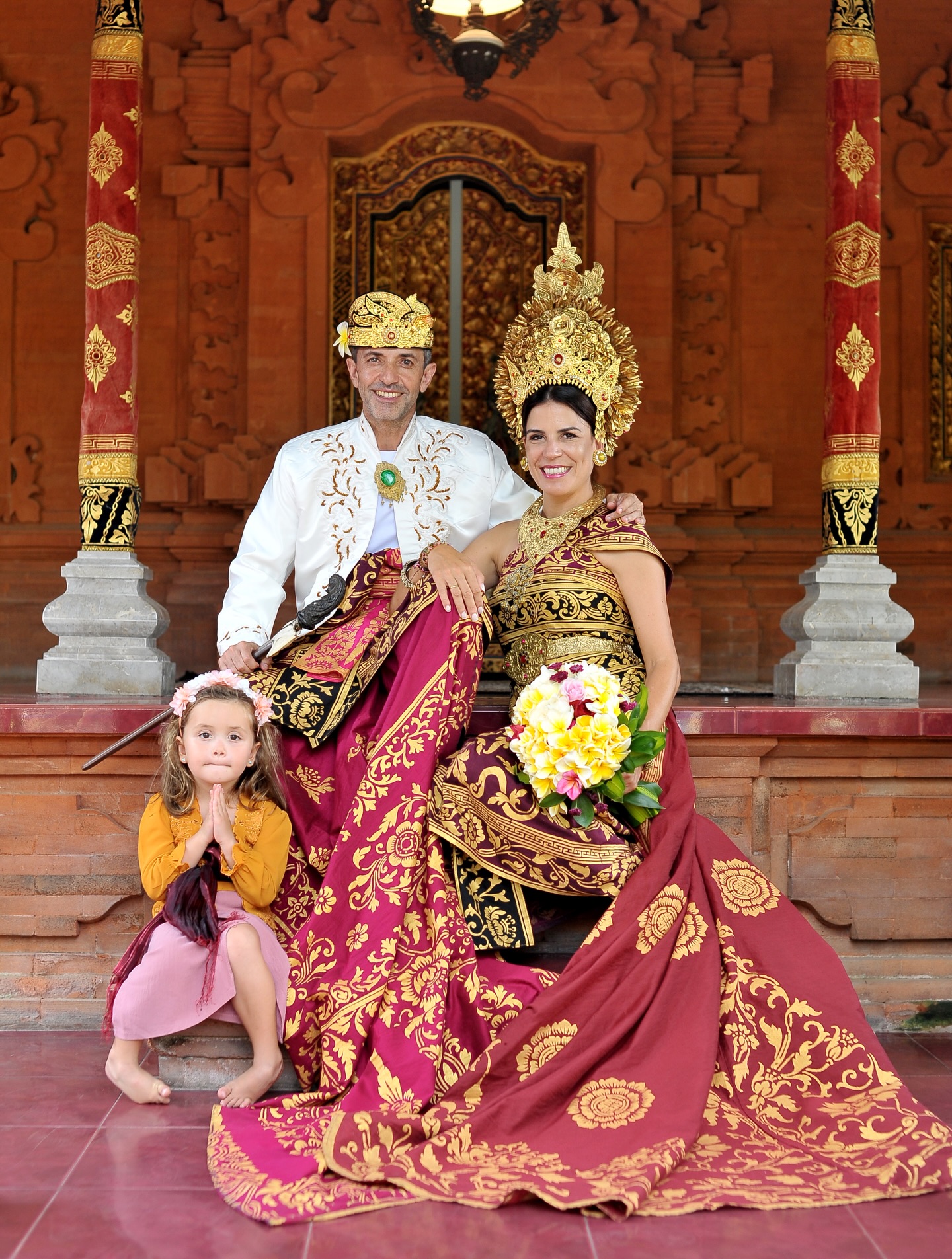 Boda balinesa en templo con trajes típicos
