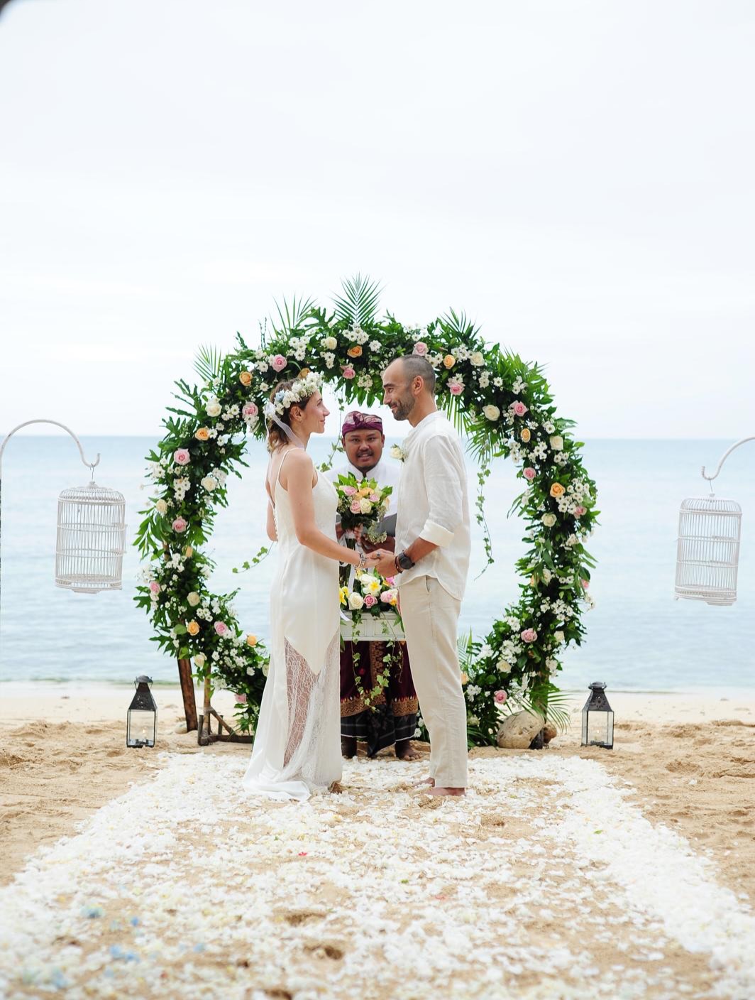 Boda en la playa de Bali con arco de flores