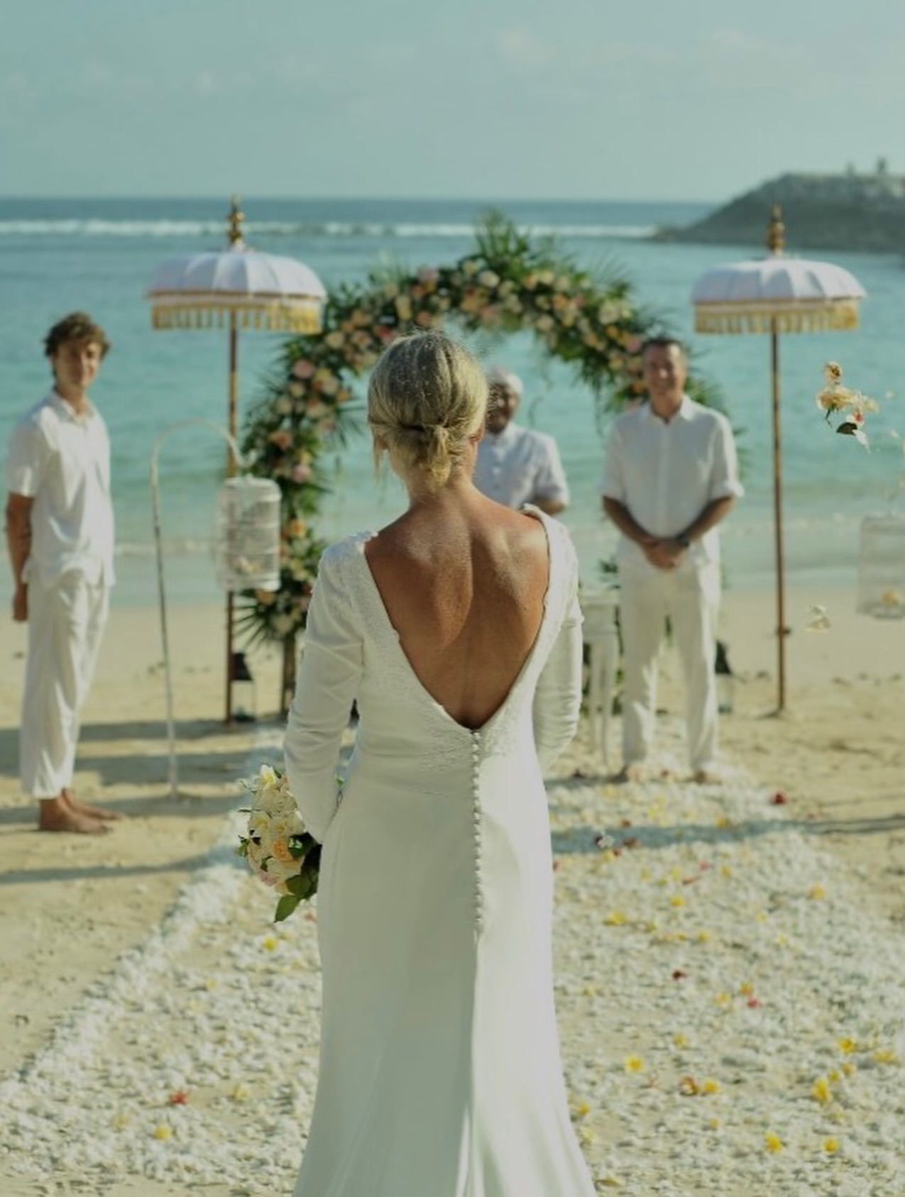 Novia boda balinesa en playa de Bali
