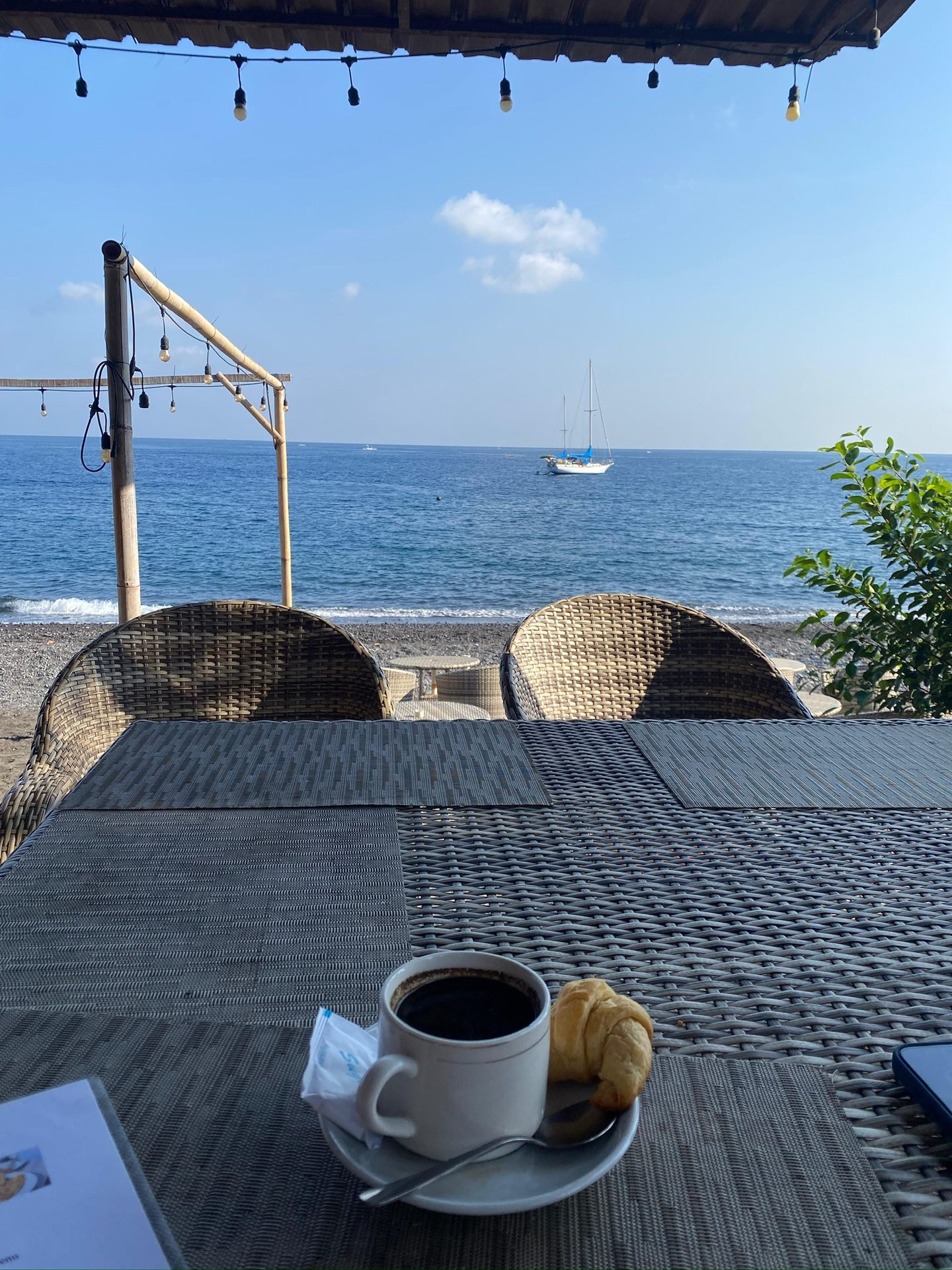 Café vista al mar Lovina Bali playa negra