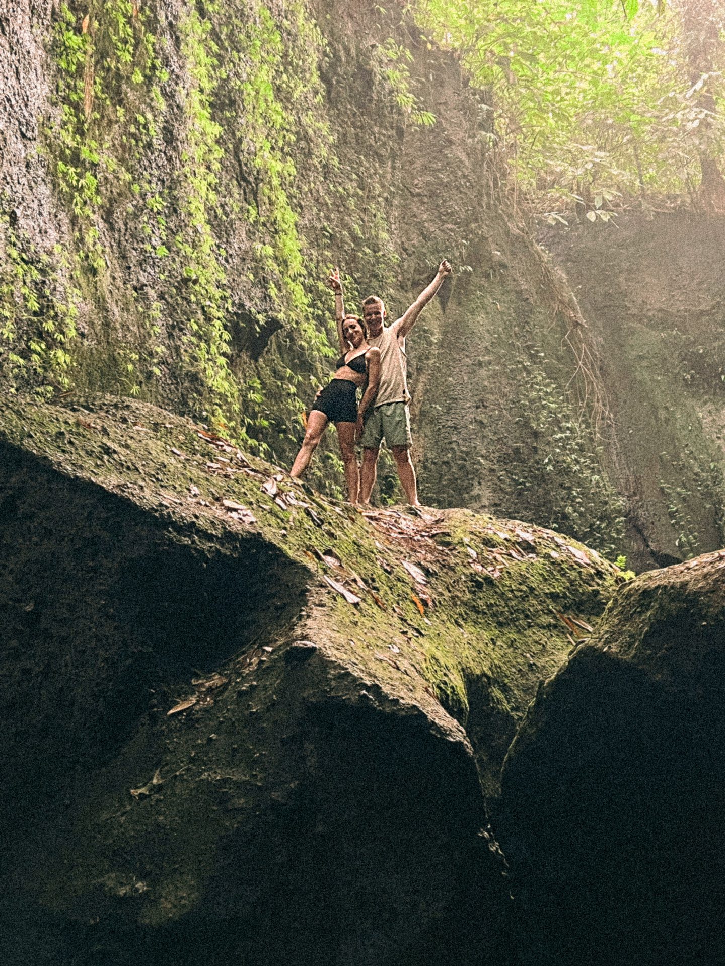 Tukad Cepung en Bali — cascada en cueva con un haz de luz vertical entrando por la abertura del techo