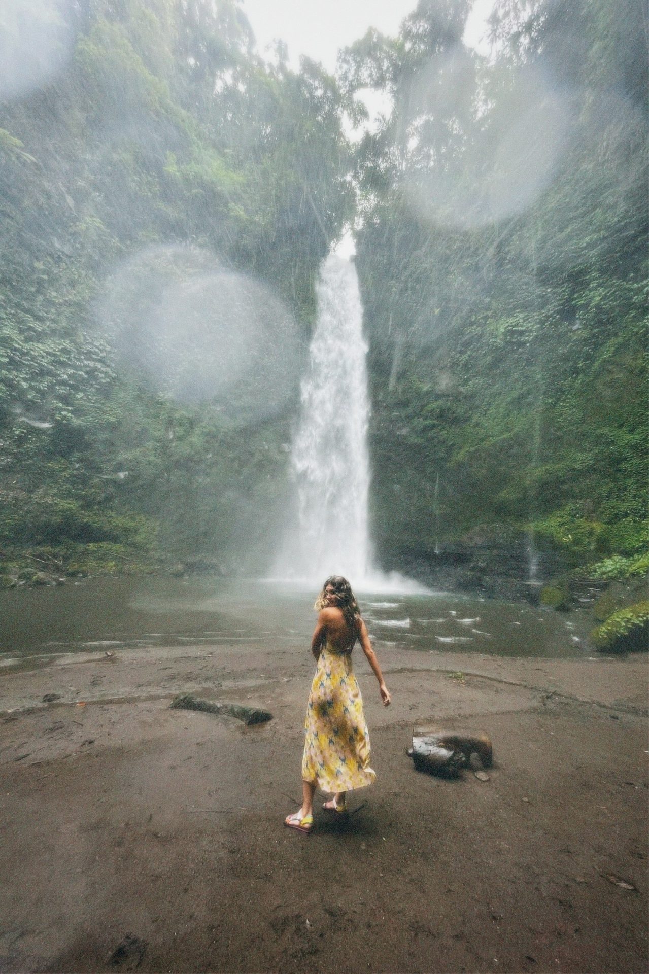 Cascada Nung Nung Bali chica vestido amarillo