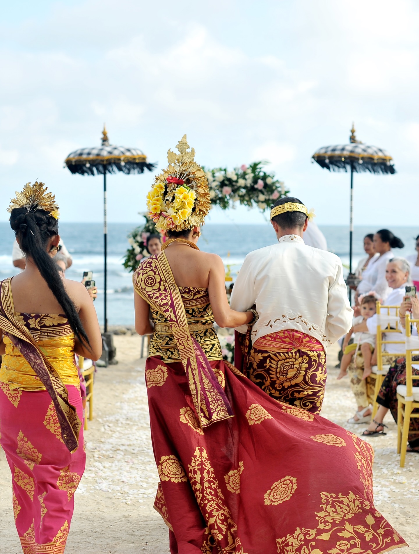 Procesión de ceremonia balinesa en la playa de Bali