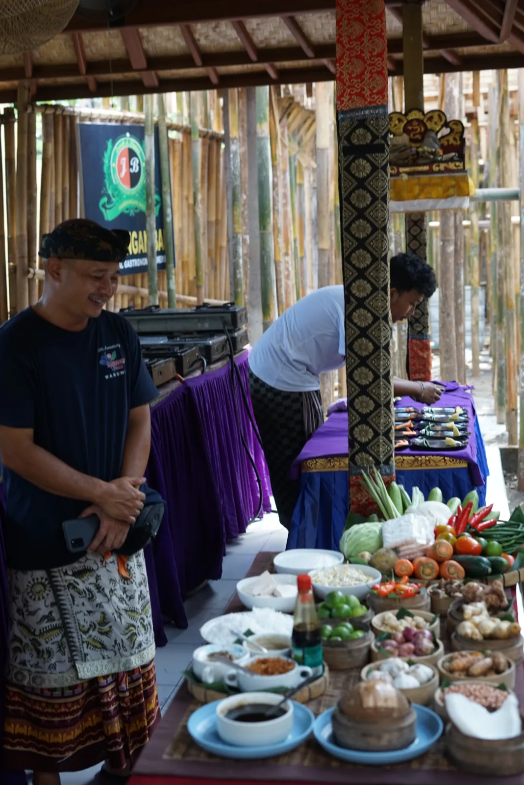 Mesa con ingredientes frescos y especias para una clase de cocina balinesa en Ubud
