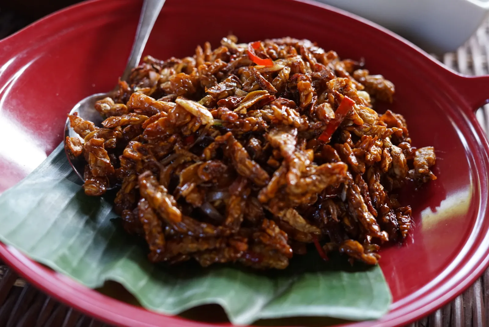 Tempe manis: tempeh caramelizado con chile, plato tradicional balinés