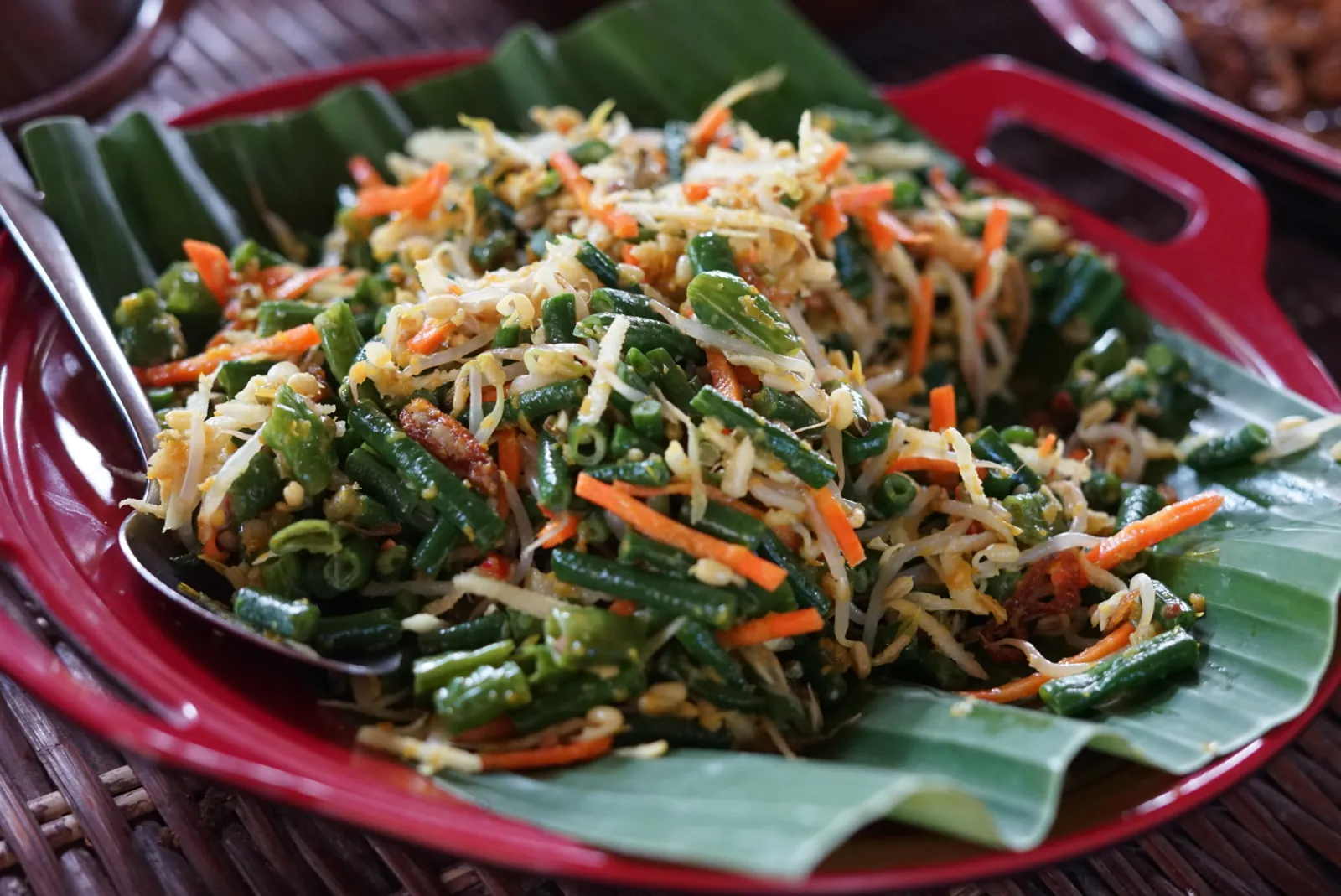 Lawar balinés: ensalada de judías verdes, brotes, zanahoria y coco rallado