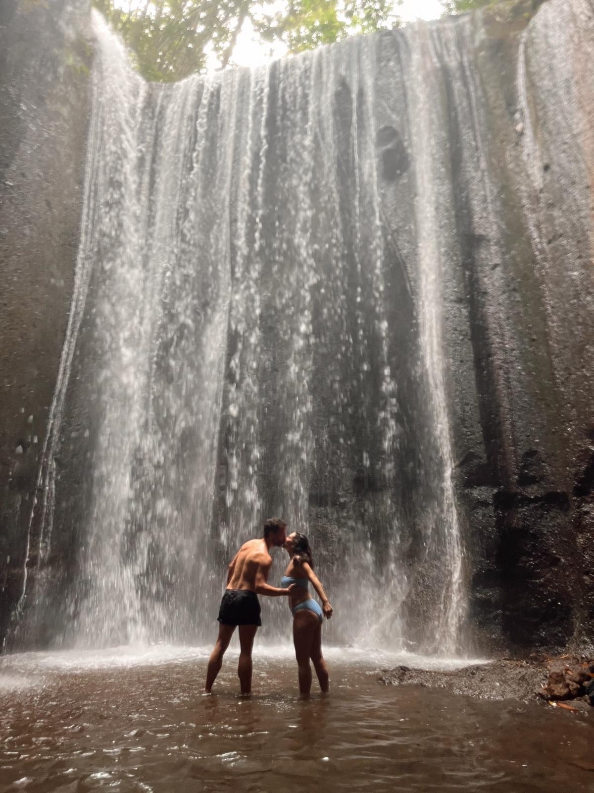 Cascada Tukad Cepung Bali temporada lluvias rayos de luz