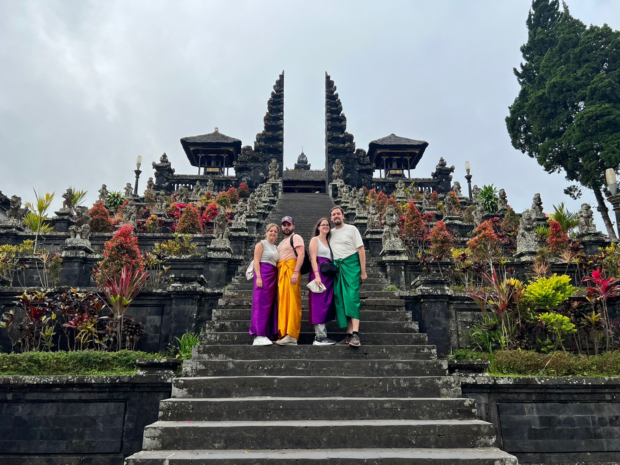 Columpio Ubud pareja arrozales verdes Bali temporada lluvias