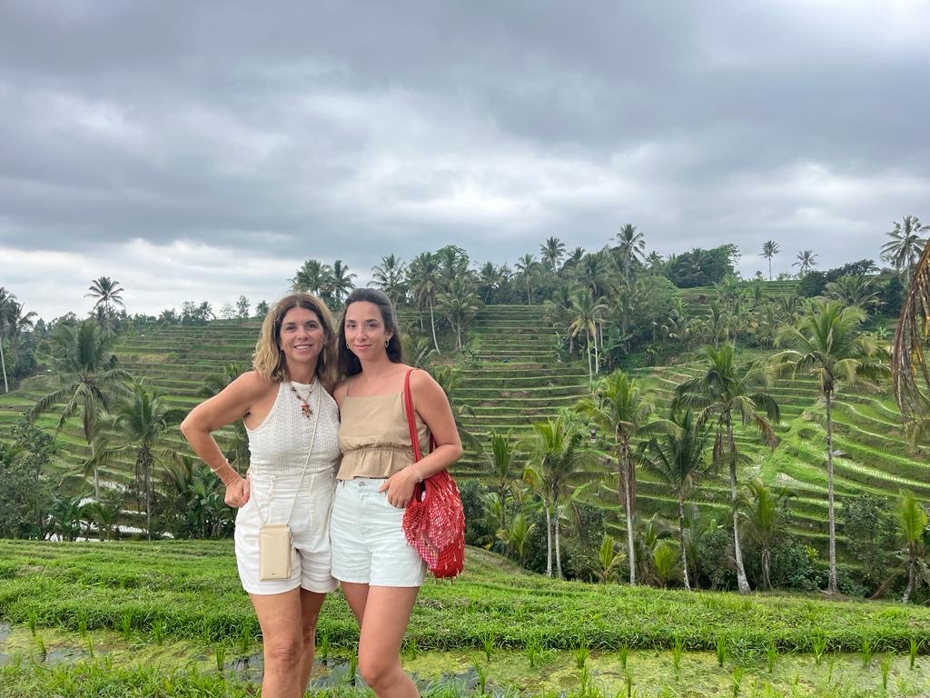 Templo Bali chica sarong viajera cualquier época del año