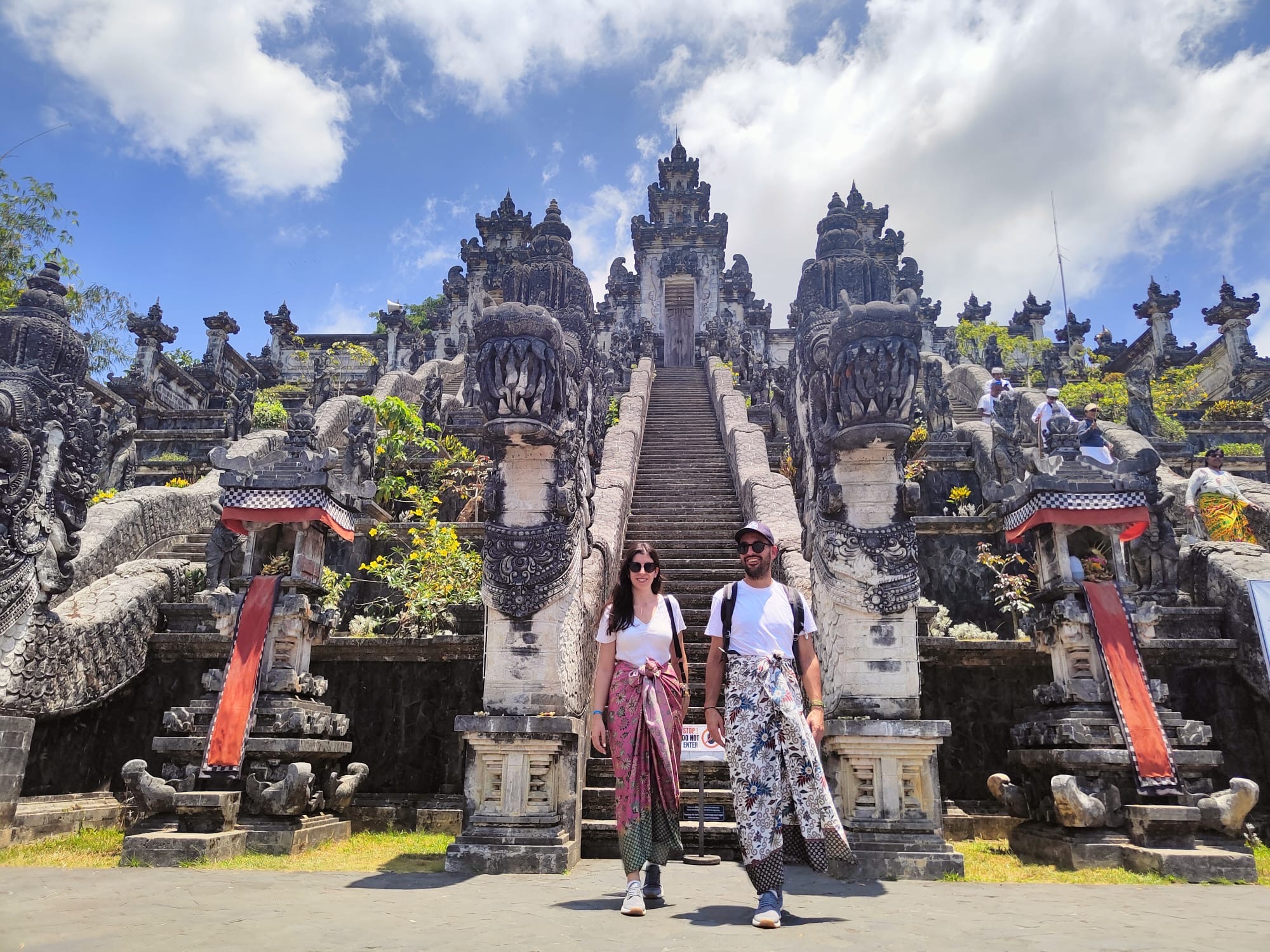 Aldea Penglipuran en Bali — calle empedrada con casas tradicionales Bali Aga y puertas talladas