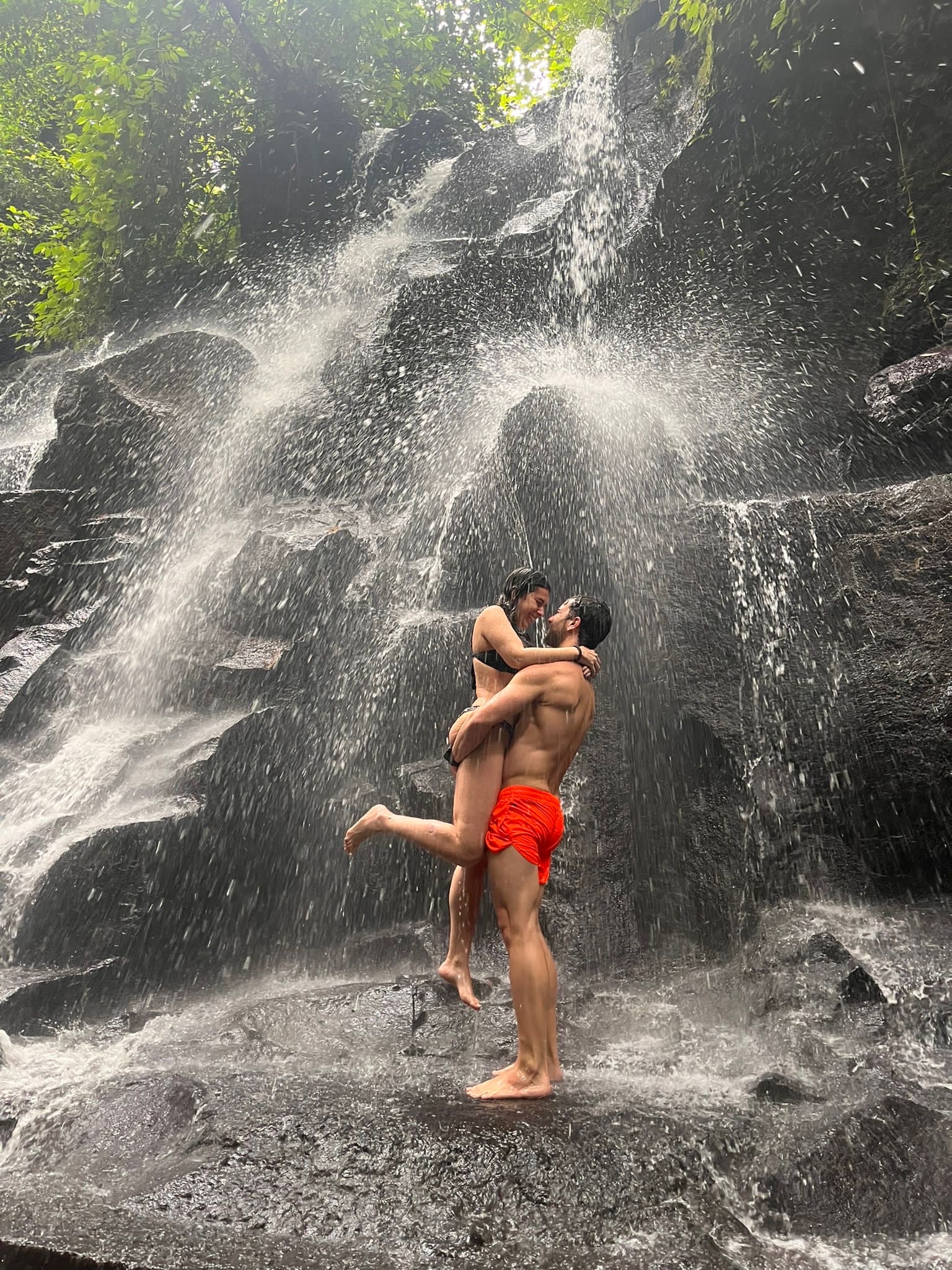 Cascada Tibumana en Bali — caída de agua en la selva tropical sin turistas