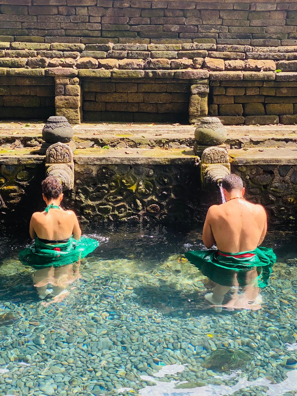 Viajeros en Bali experiencia gastronomía local Indonesia