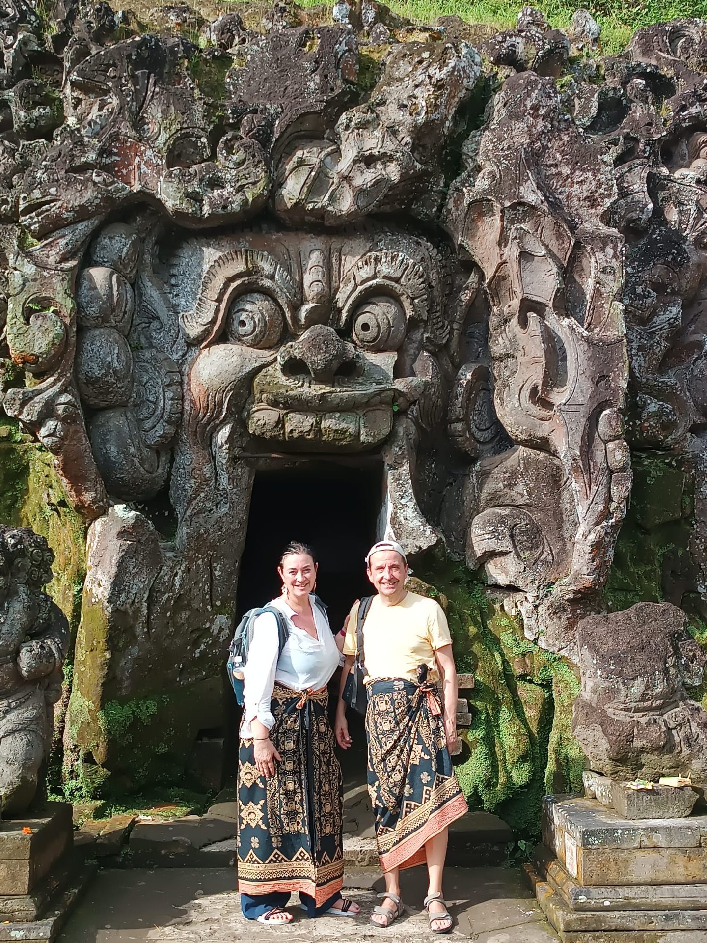 Pareja viajeros templo Bali sarong cultura hinduismo
