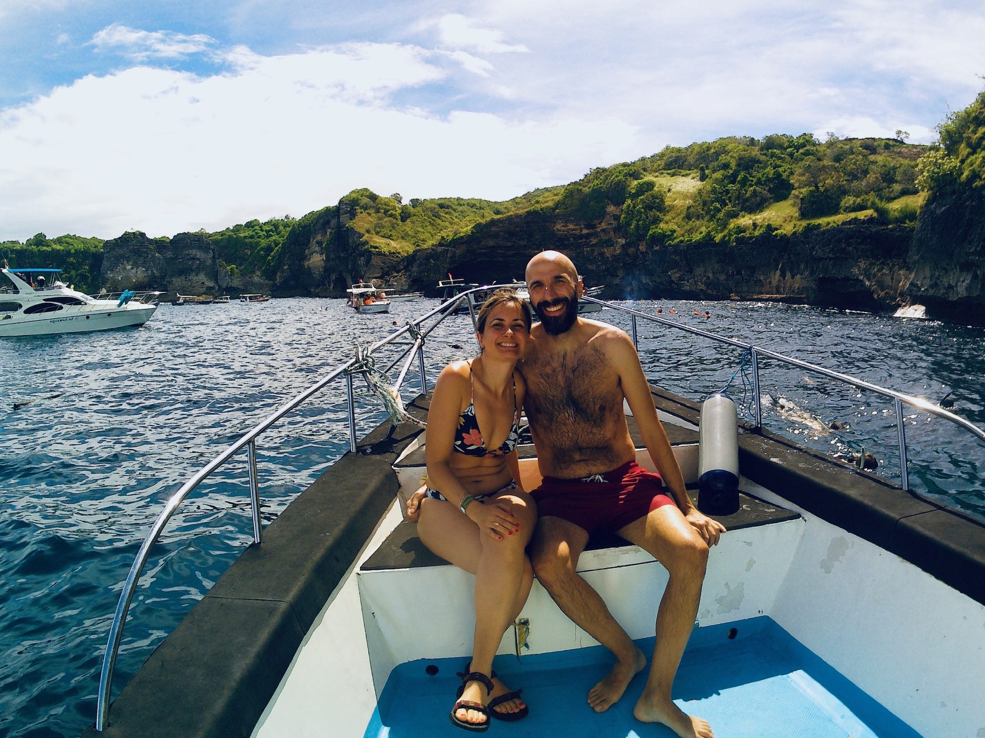 Pareja en barco snorkel Nusa Penida Bali playa viajeros
