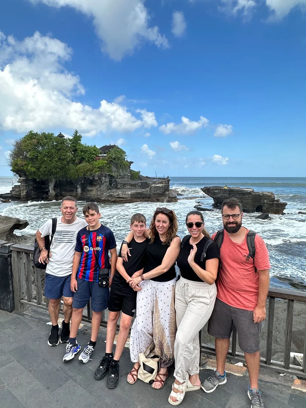 Familia en el templo de Tanah Lot al atardecer, ruta del oeste de Bali