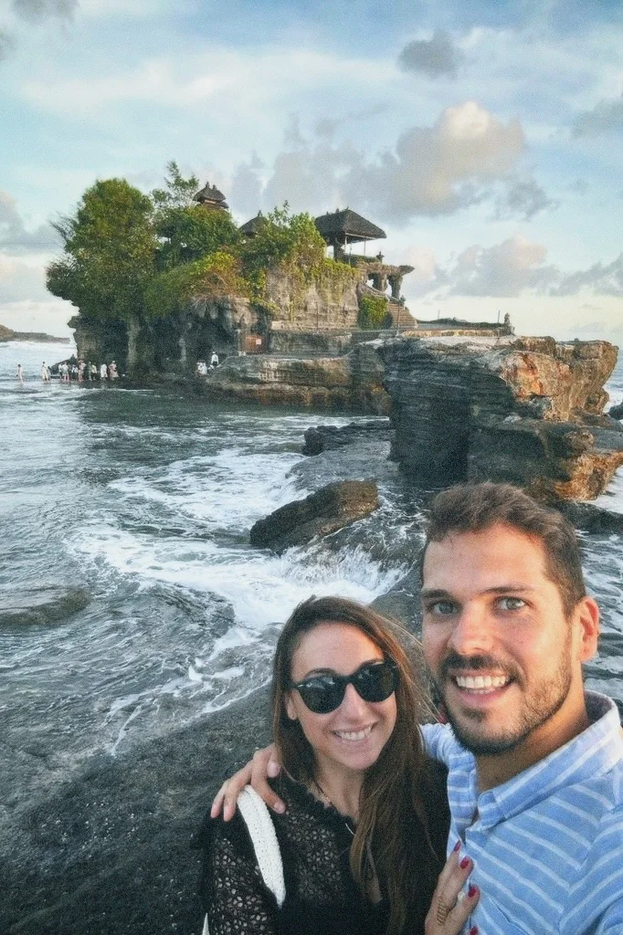 Pareja en el templo de Tanah Lot al atardecer, oeste de Bali