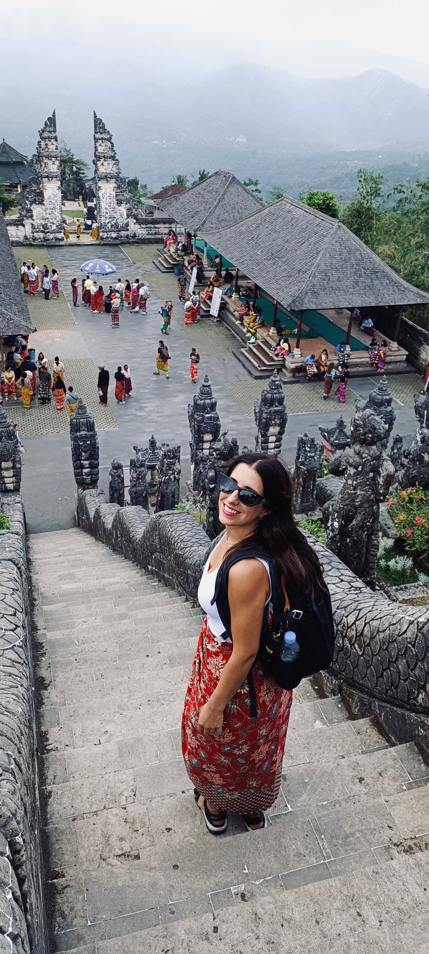 Templo Besakih Bali chica sarong visita cultural