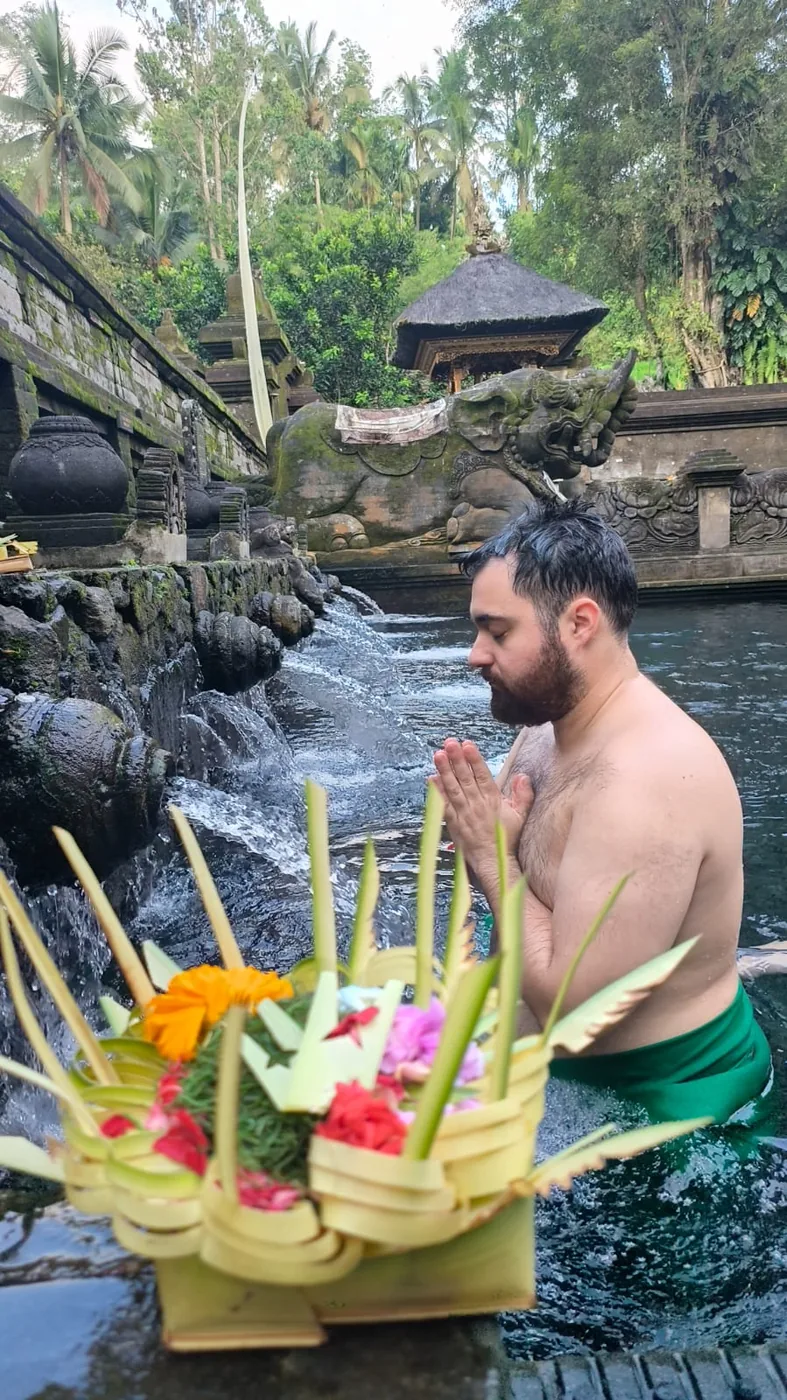 Ritual de purificación melukat en el templo Tirta Empul, Ubud