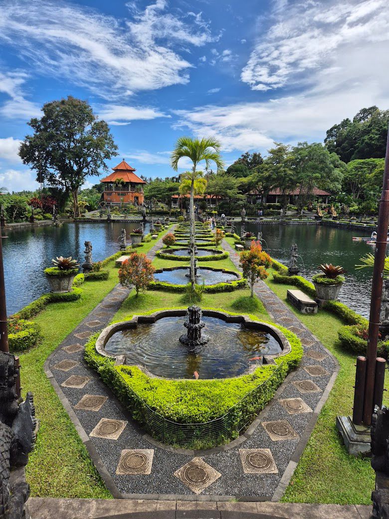 Jardines tropicales y esculturas hindúes del palacio de agua de Tirta Gangga