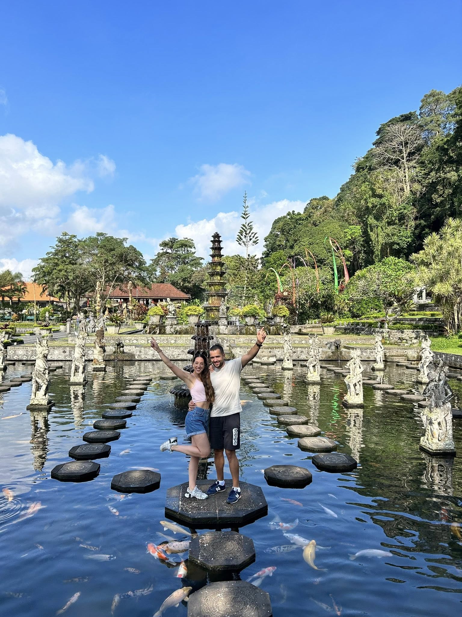 Viajeros de En Bali sobre las piedras flotantes de Tirta Gangga, este de Bali