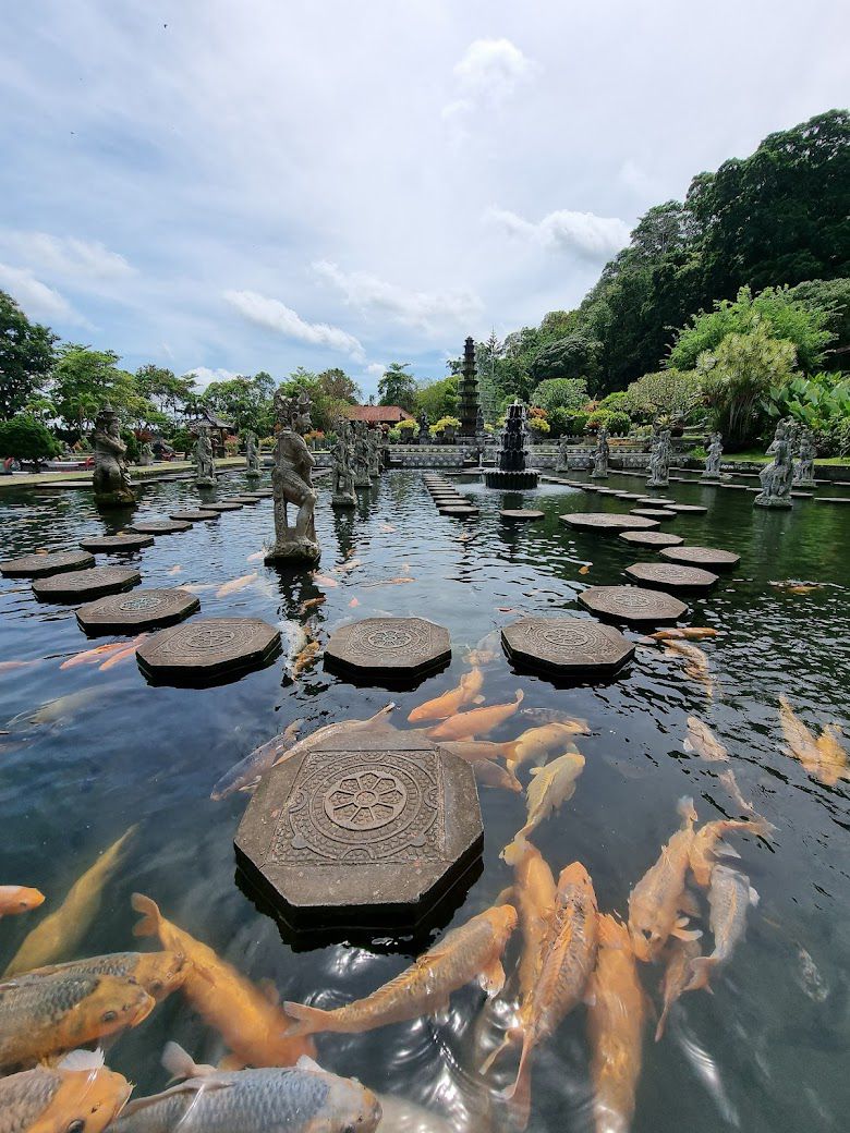 Los estanques reales de Tirta Gangga con peces koi gigantes y esculturas de piedra