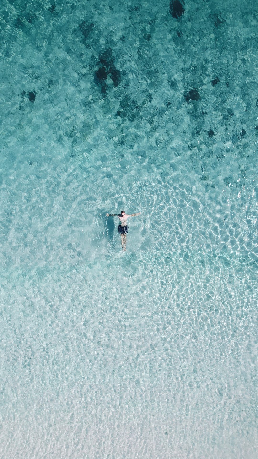Vista aérea mar cristalino Bali drone agua turquesa