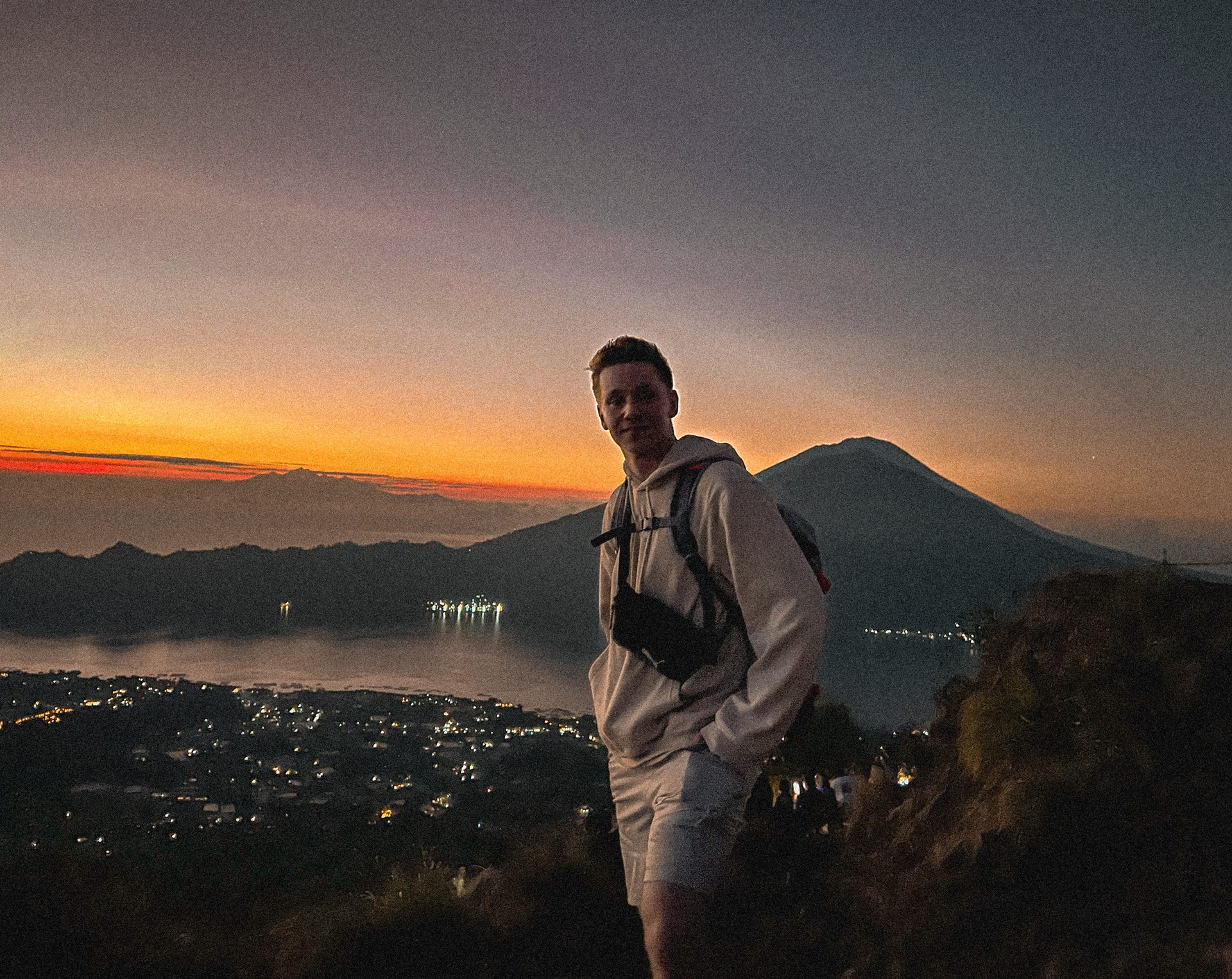Volcán Batur amanecer lago Bali trekking