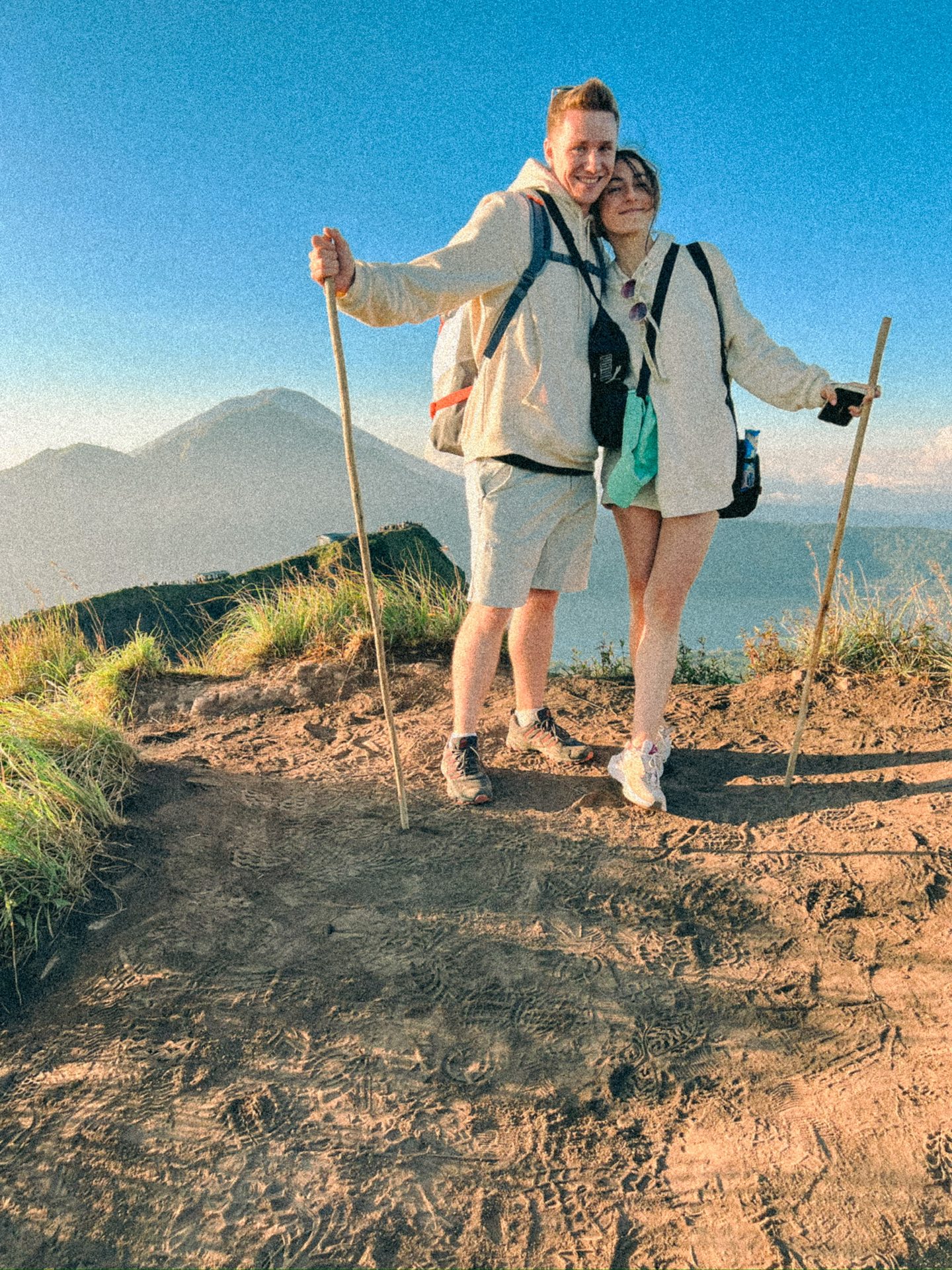 Volcán Batur cumbre pareja amanecer Bali