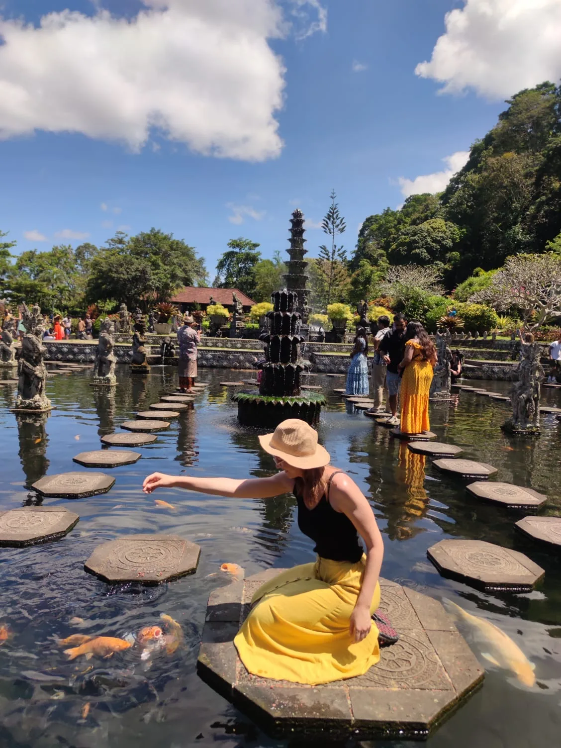 Jardines en eje central de Tirta Gangga con fuentes y palmera, palacio del agua de Karangasem, este de Bali
