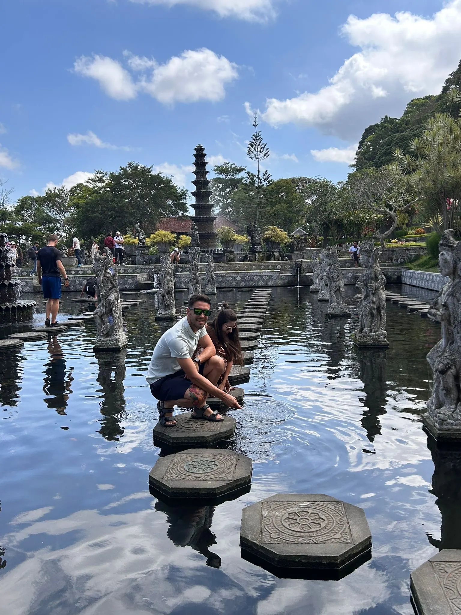 Pasos de piedra octogonales sobre el estanque de Tirta Gangga con estatuas balinesas