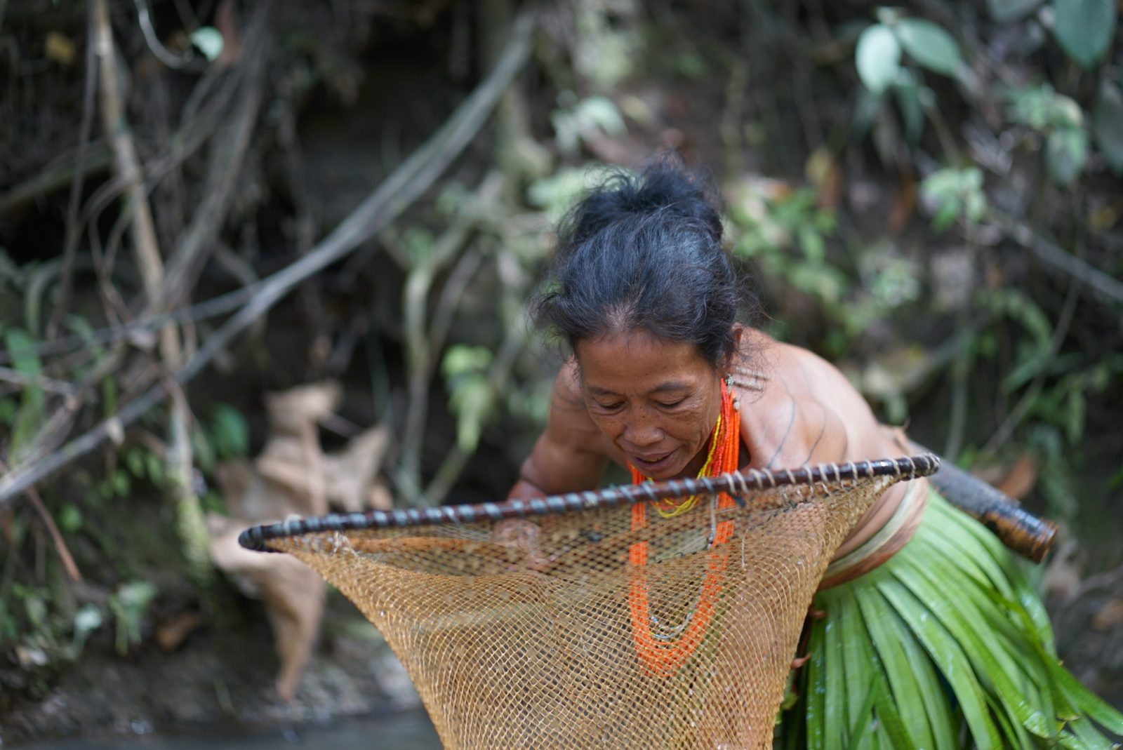 Retrato Mentawai fumando
