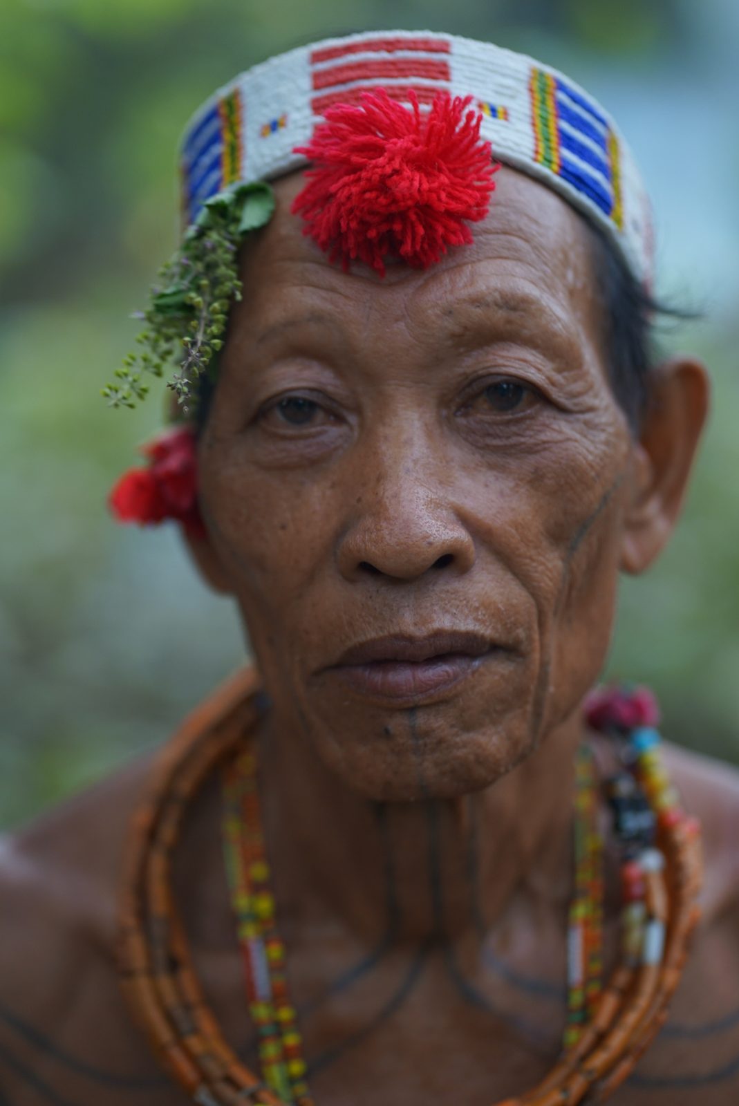Mujer Mentawai pescando con red